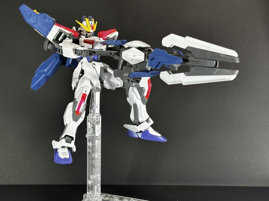 ハンドパーツは甲を外せばトリガーガードのないHGの武器であれば持たせることができます付属するエクシードジョイントを使えば、ストライクの胸部でも他のガンプラのバックパックを取り付けることができます。※写真はガンダムエアリアル改修型のバックパック、ライフルを使用してます。