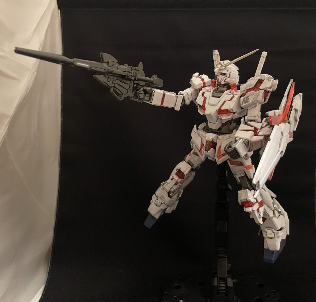 よこからアングル。赤いサイコフレームが映えますね。白い装甲は艶消しコートですがサイコフレームは艶を出したかったので艶消しコートしていません。