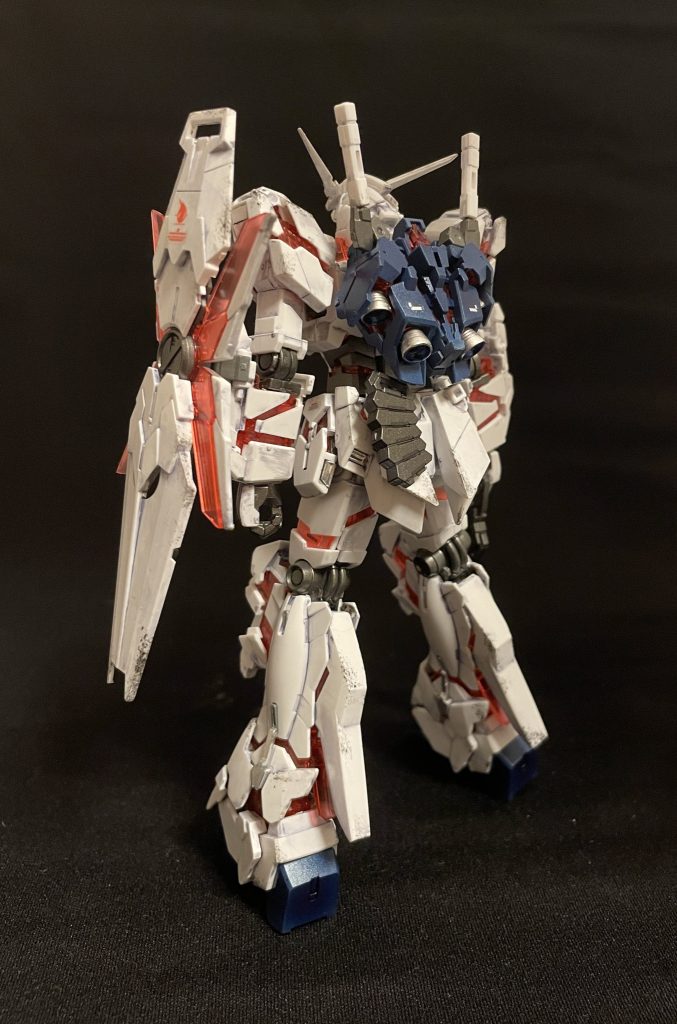 ところどころ部分塗装してます。バーニアの塗り分けがお気に入りです。ガンダムマーカーのシルバーとリアルタッチマーカーのブルーで色つけてます。詳細は制作記録に載せますのでよかったらみてください^^