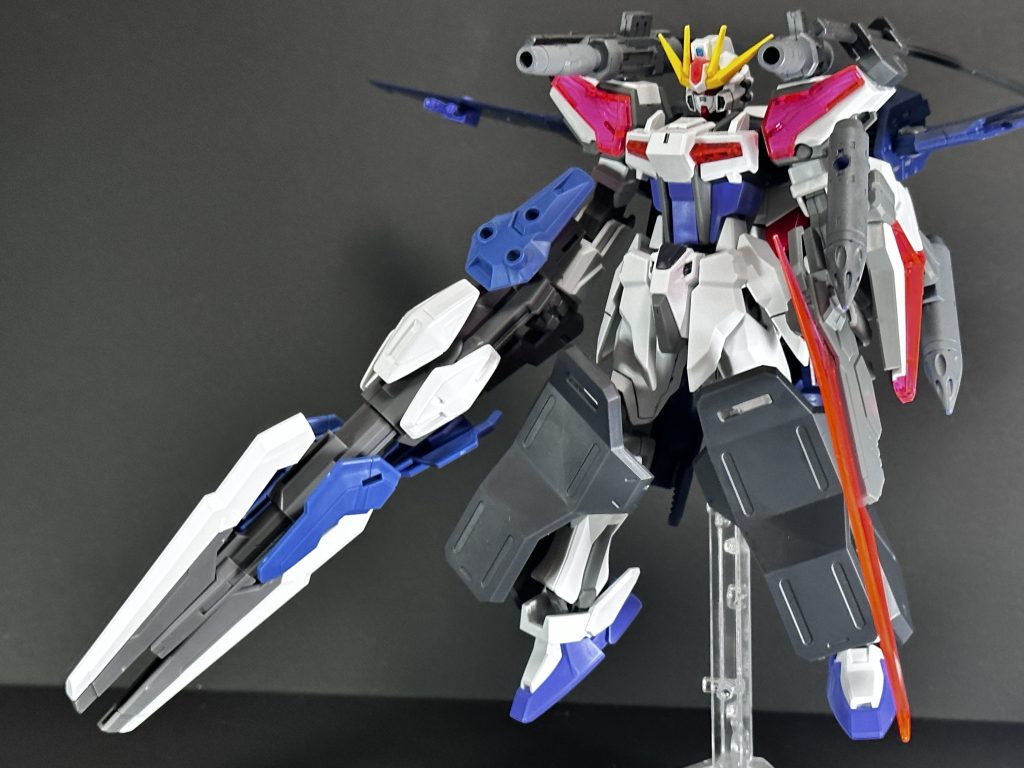 ハードポイントは両肩に2箇所、両腕に1箇所、両脚に1箇所(膝のクリアを外せばもう1箇所)、ライフル、シールドに両サイド1箇所、エクシードジョイント3箇所、バックパックの裏に3箇所(両翼を外せば左右1箇所)の計24箇所あり、ガンプラでなくても、軸の幅が合えば取り付けることができます。※写真は境界戦機、30MMのプラモのパーツを使用してますEGという初心者に優しく、そして奥深さをこれから知ってもらうキッカケになるであろうガンプラ、ビルドストライクエクシードギャラクシー。是非お手元にどうぞ⸜(* ॑꒳ ॑* )⸝