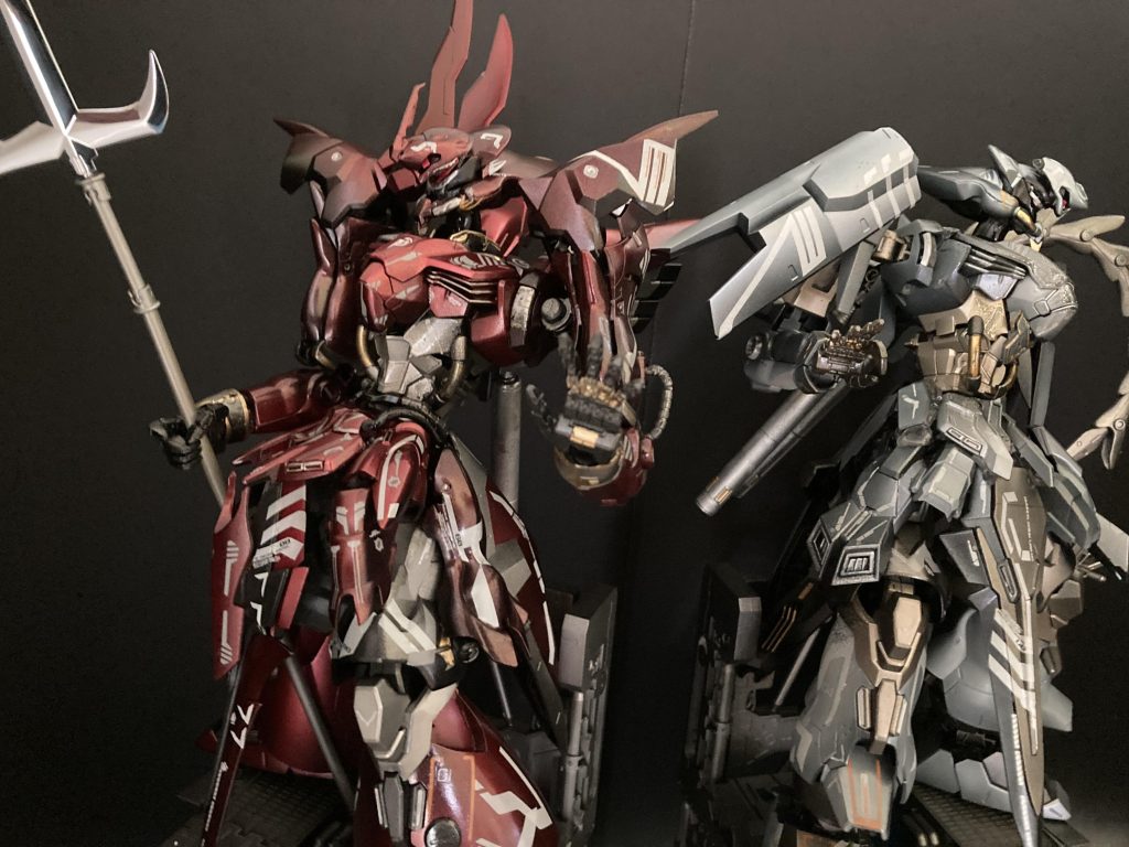 使用キットは…HGUCメッサーF01型とF02型、HGUCシナンジュとシナンジュスタイン (NT Ver.)、HG 1/144 ディランザ (グエル専用機)とディランザ ソル、この3種の特徴をひとつに、対峙する機体として二機製作しました。