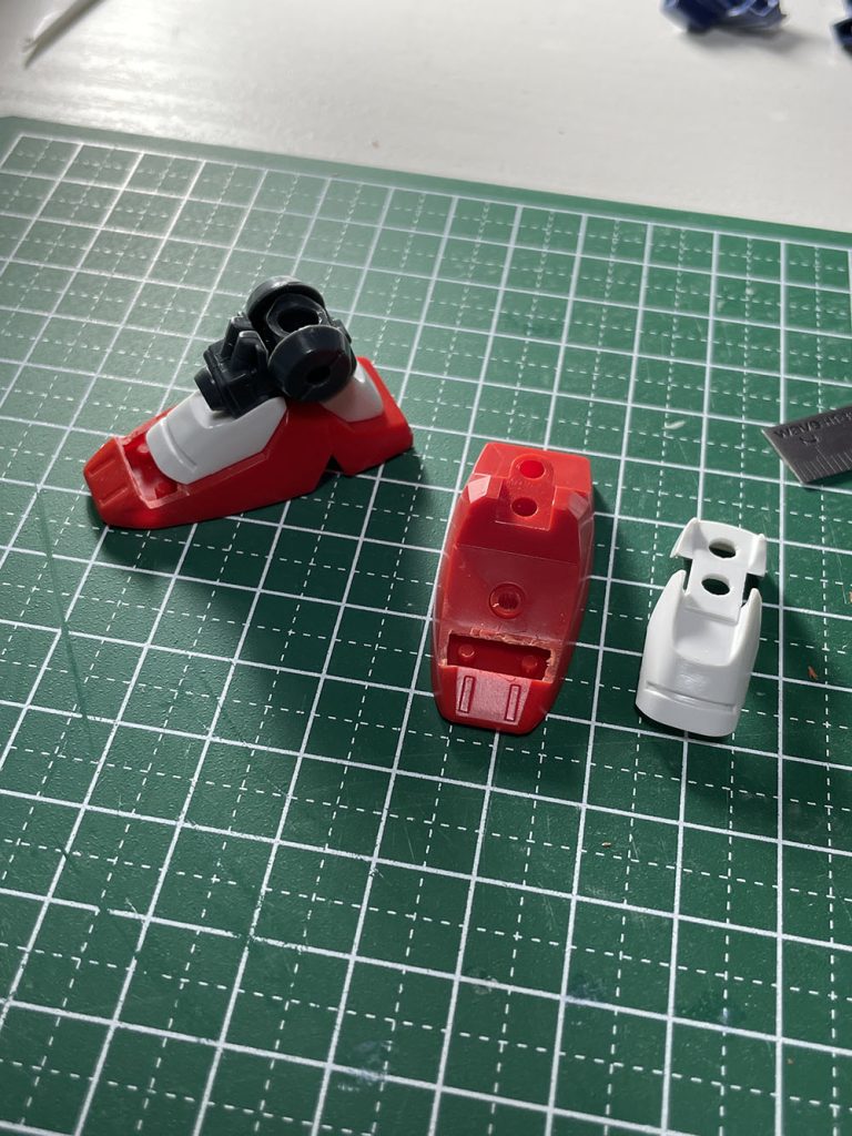 GP-01のスリッパを削り込んだり、プラ板貼ったりで作成しています。