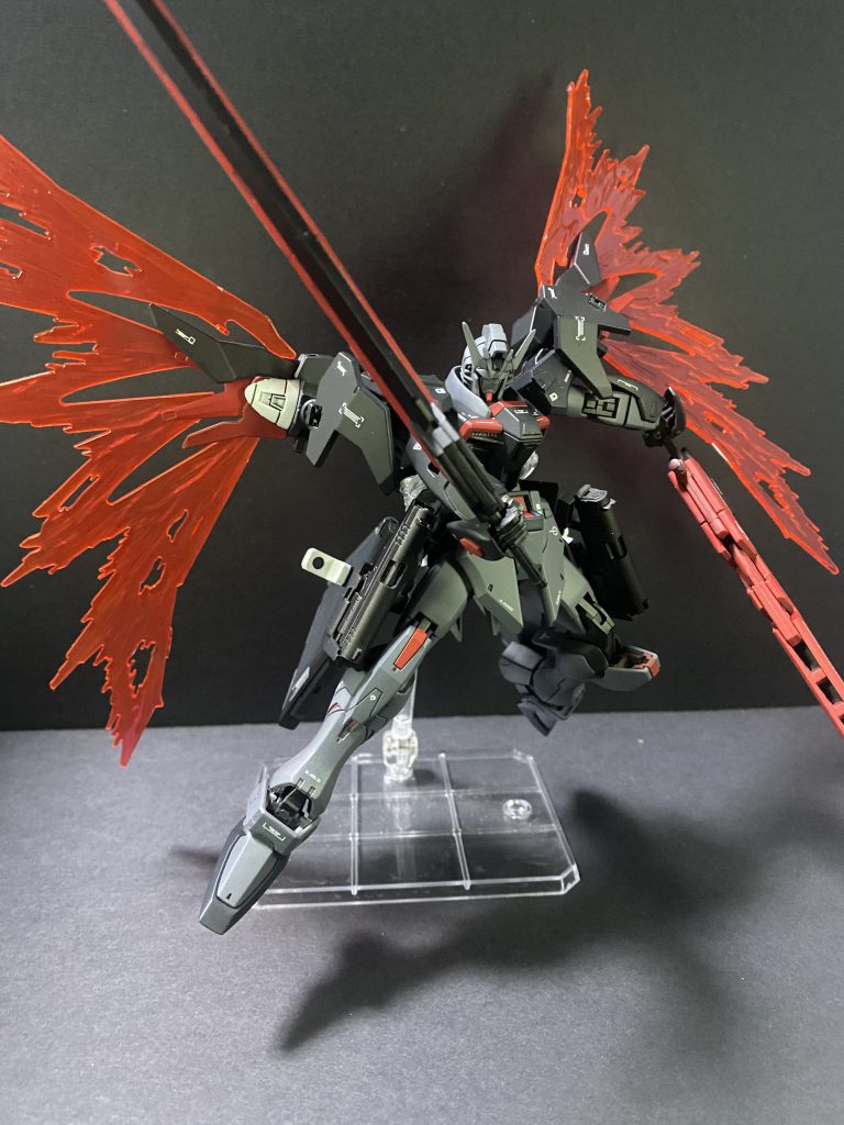 GNバスターソード表面にGNフィールドを発生させる事で切れ味を増している。装甲の厚い敵機や艦船を破壊する為の近接兵装。