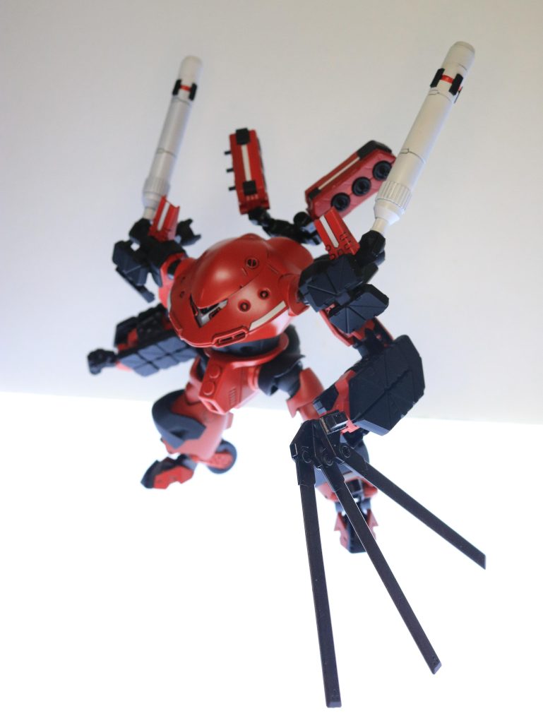 腕部は丸ごと交換してあり、左腕に斬撃用のハンドを装着してあります。閉じて打撃や拡げて攻撃範囲の拡大等、状況に合わせて攻撃形態を変化させる事が出来ます。