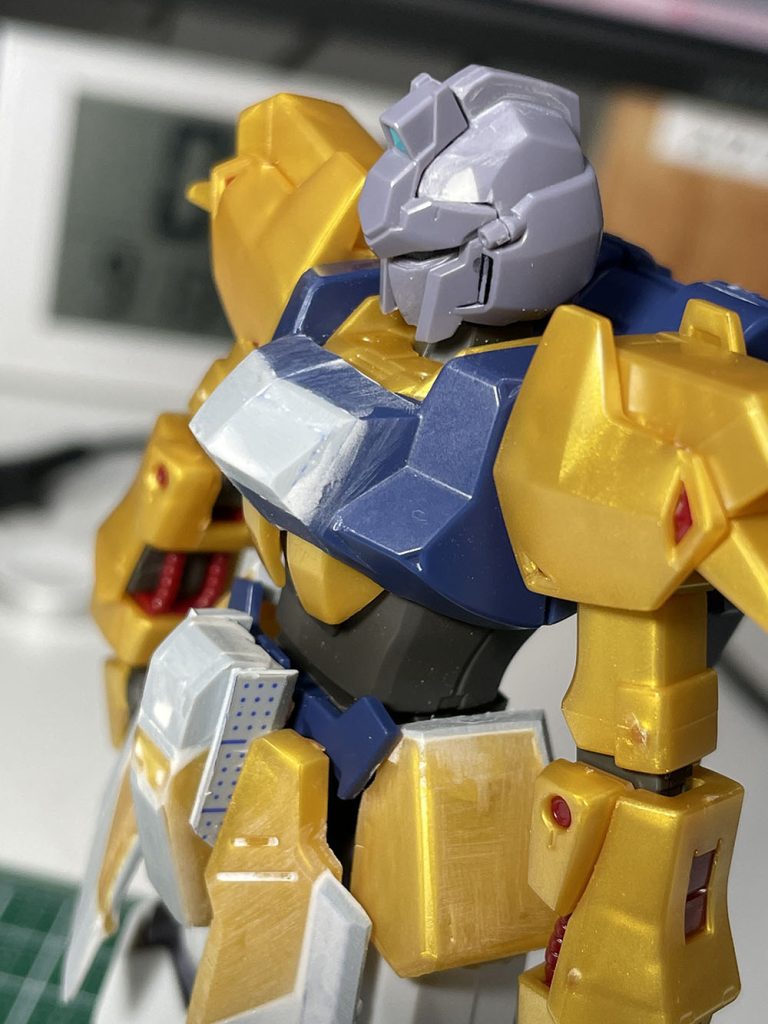 頭はデルタプラスを流用。顎になんか付いていたので削り込んでシュッとさせました。あとツノも。胸元もプラ板で盛って盛って、この後に排気口の仕様にするために、こちらもプラ板で作り込みました。