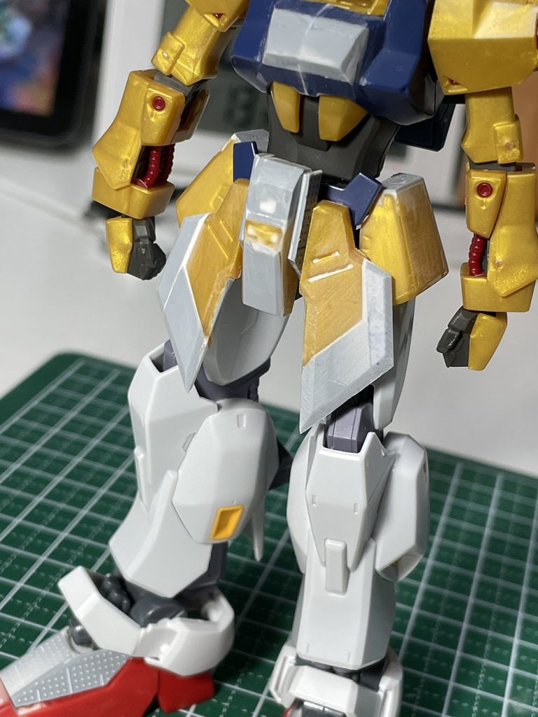 そのままのフロントアーマーが貧弱だったので、1.5倍くらい大きくしています。実はフロントよりもリアアーマーの方が作り込まれています。9割プラ板です。