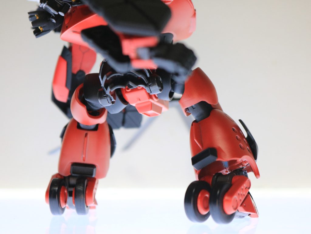 脚部には増加装甲及び高速移動を可能にするホイールタイプの足首に換装してあります。