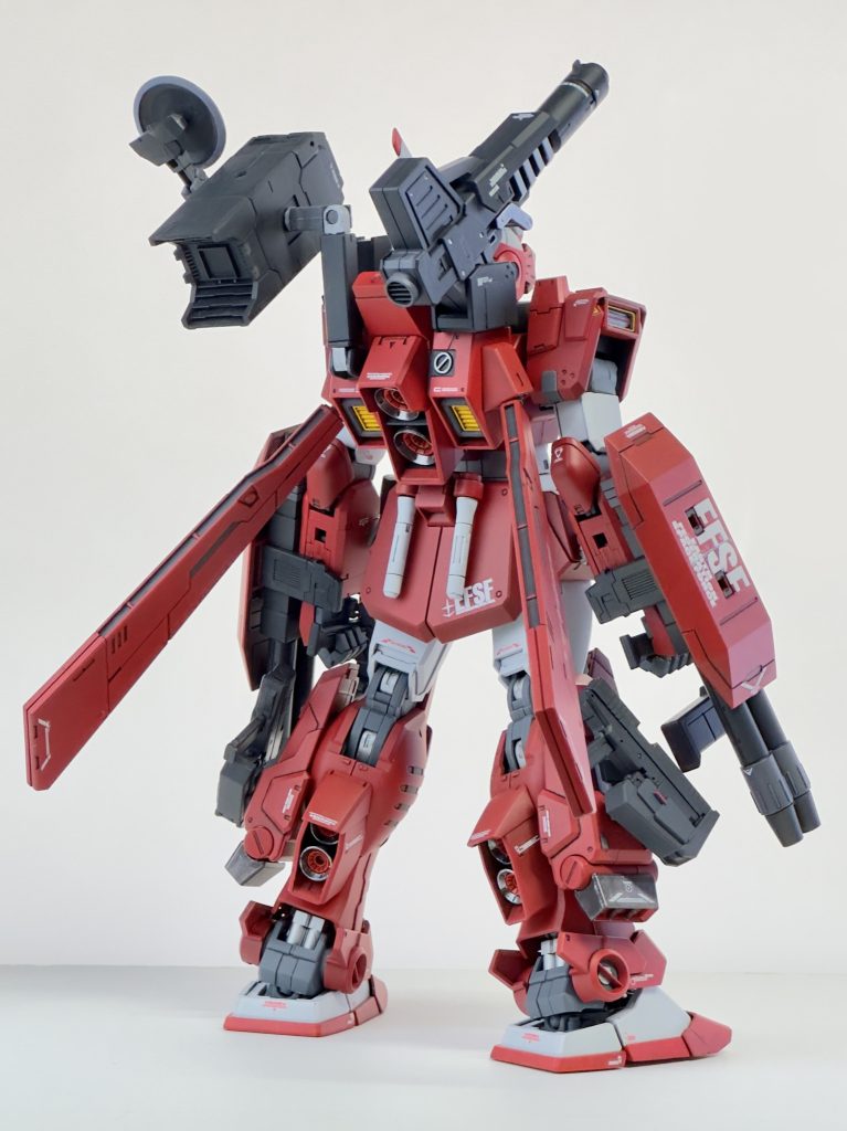 タービュレンスの素体だとバックパックに武装を積む都合上ビームサーベルの置き所がなくなるので、腰をジム・スナイパーⅡのものにしてサーベルラックを確保しています。銀色部には最近ハマっているスーパークロームシルバー2を使っています。