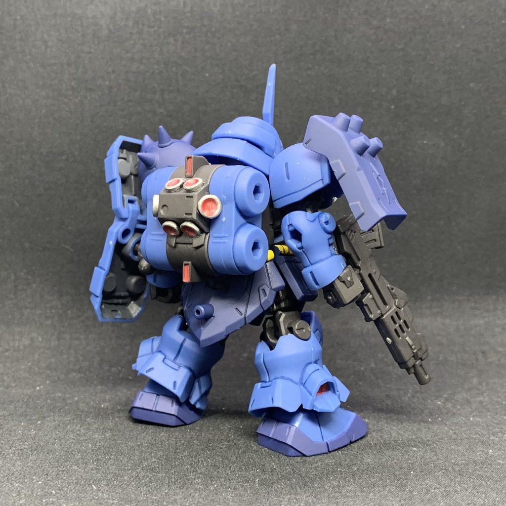 モノアイは百均のジュエルシールに、あとはスラスターや腕と脚のパイプ周りと下駄を部分塗装したぐらいで残りは成型色まんまです。最後につや消しスプレーを吹きました。作業時間は2時間もかかってないです