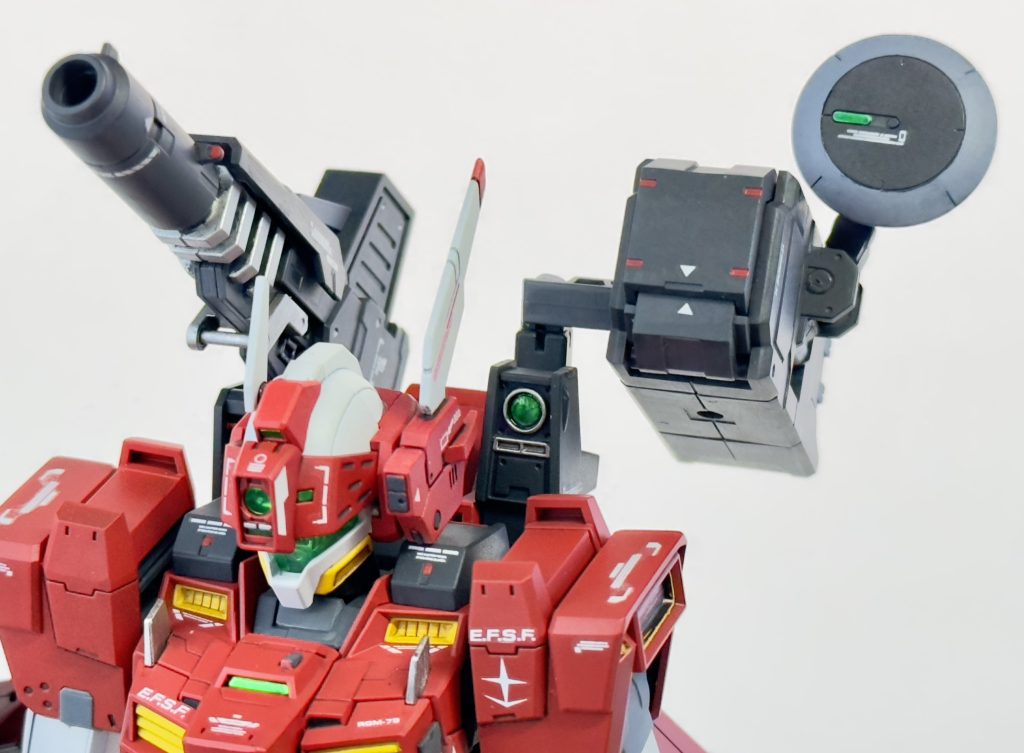 ６連装ミサイルパックはサンダーボルト版FAから着想を得ていますが、自分の脳内にはアーマードコア６がありました...久々にトロコンしたゲームでした...またレドームと肩部センサー、頭部ブレードアンテナその他各種センサー類の強化、増設によりミノフスキー粒子散布下でも高い通信、索敵性能を誇り、指揮官機としてだけでなく単独での早期警戒もある程度熟せる機体となっている。...という設定です。