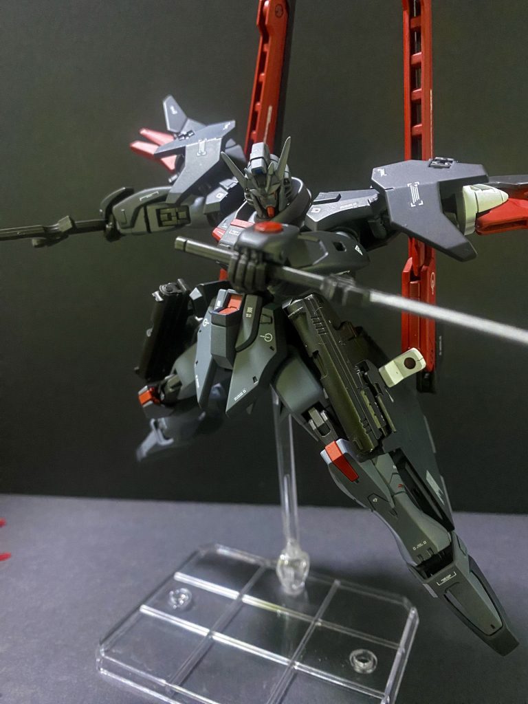 GNカタナGNバスターソード内に収納されている細身の片刃剣。バスターソードと比較して軽量で取り回しに優れている為、本機の対MS戦でのメイン兵装になっている。