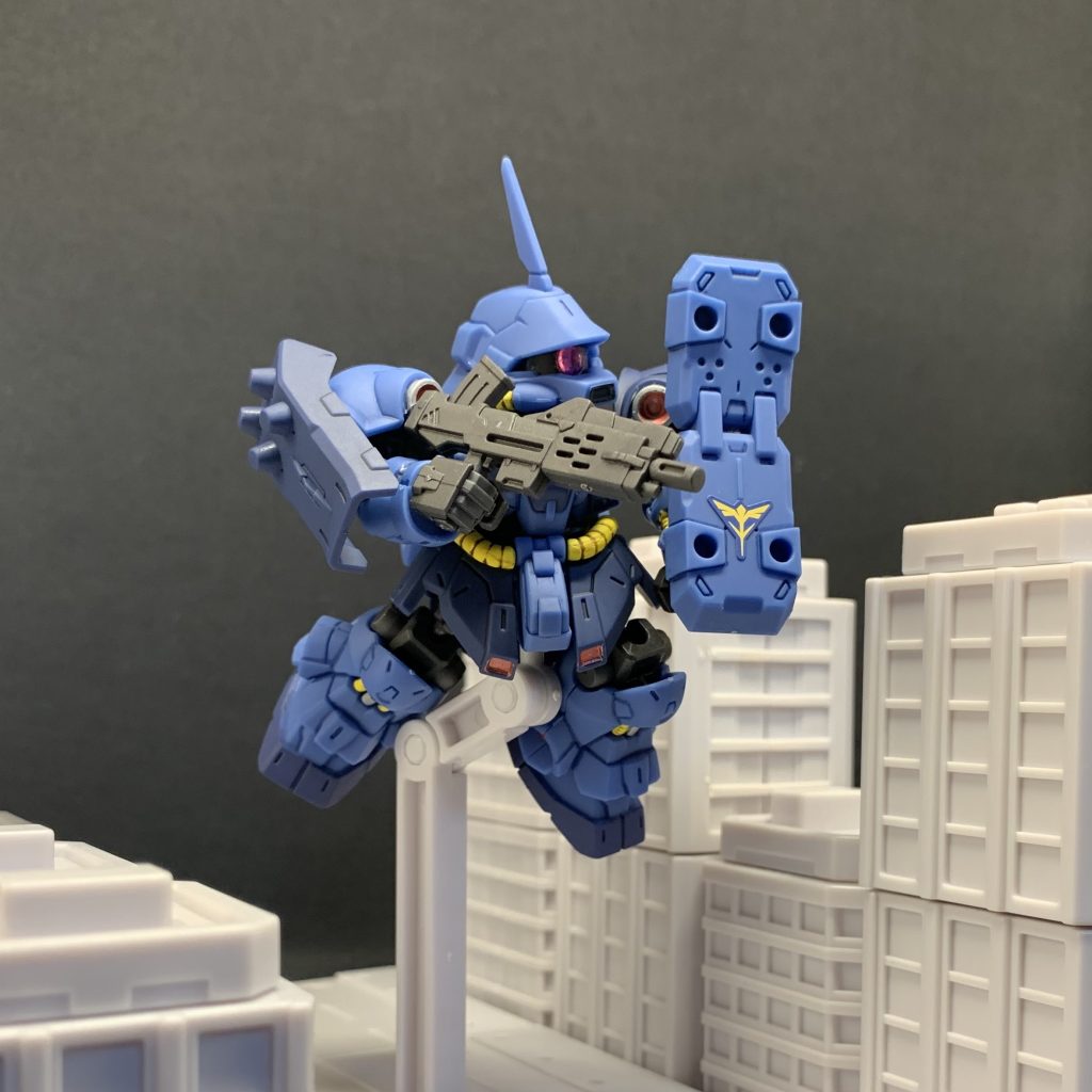 デザイン上仕方ないとはいえ色々干渉して可動が制限されますね…とはいえ充分動きますし格闘機ではないからそこまで気にならないかな？正直EXパーツも買うとちょっとしたHG並の値段になってくるし、同じ食玩のGフレームも可動フレーム込みだと2箱必要なので1箱でも楽しめるのは良いですね。そもそも小さいので塗装込みでもサクッと仕上がりますし飾る場所も取らないので他のも見かけ次第また買おうと思います