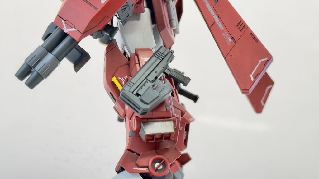 標準装備が中～遠距離に特化しているため、いざという時の為に近接戦用ハンドガンを携行させてます。