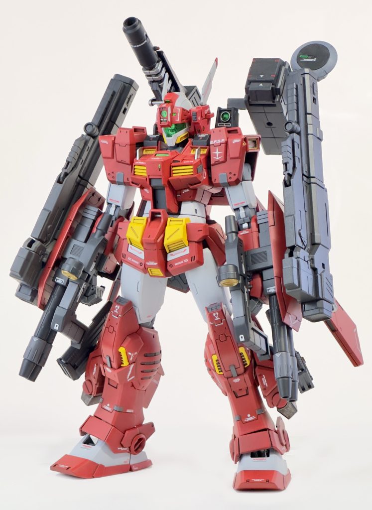 殲滅形態【TYPE ANNIHILATION】この形態は腕部への負荷が上がってしまう為、運用は無重力化限定となり、追加されたハイパーバズーカは通常弾頭とレーザー近接信管弾頭を打ち分ける仕様となっているが機構上リロードは不可能なので、2連ビームキャノンと360mmロケット砲改、6連装ミサイルパック共々デットウェイト化を防ぐため残弾ゼロになれば基本は撃ち捨てになるため継戦能力こそ低く僚機や母艦との連携が重要となるが、その分圧倒的な制圧力を誇る。...という設定です。