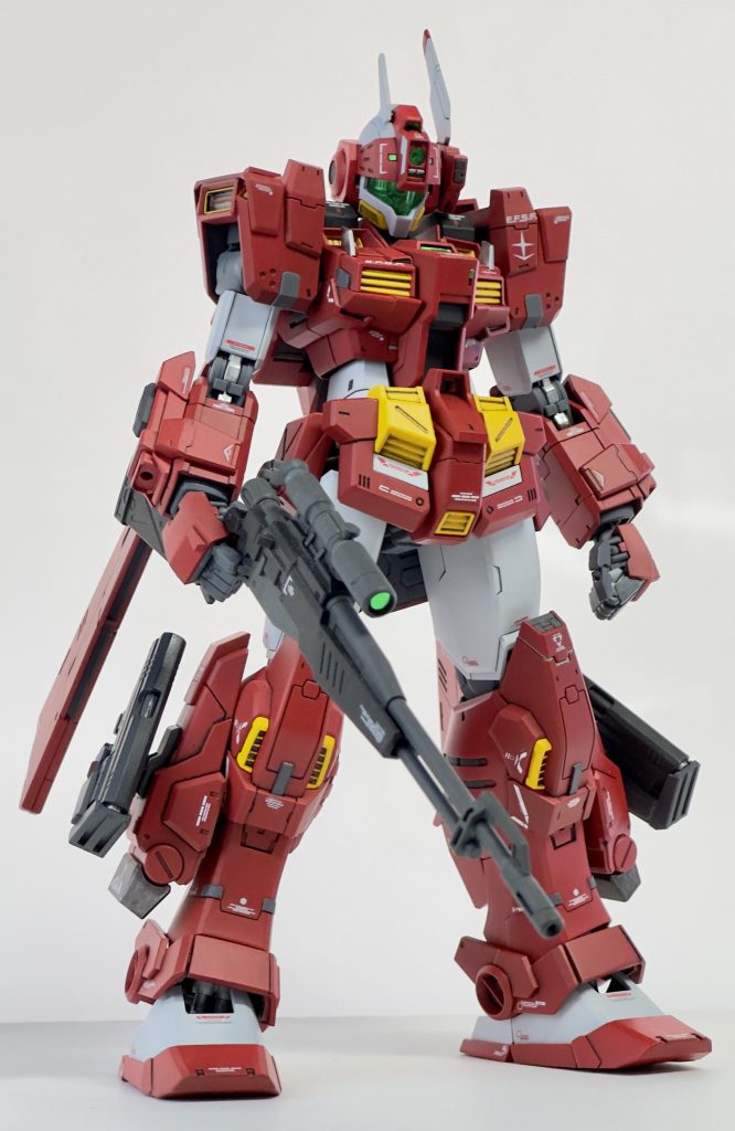 駆逐形態【TYPE DESTROY】主にコロニー内、重力下での運用を想定されており、2連ビームキャノンや背部武装が外された代わりに両腕部はボックスビームサーベルに換装され、主な武装はジム・スナイパーⅡと同じロングレンジ・ビームライフルとなっているが、パイロットによっては他の武装を装備している事がある。また、背部並びに両腕部の武装を外している為、機動性、運動性は殲滅(制圧)形態からそれぞれ約40%程向上している。...という設定です。