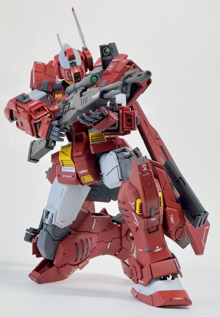 オリ設定的にもキット的にもジム・スナイパーⅡが元にはなっているので狙撃による攻撃は健在。むしろセンサー類は強化されているという設定なので本元のジム・スナイパーⅡより狙撃性能は上がっています。