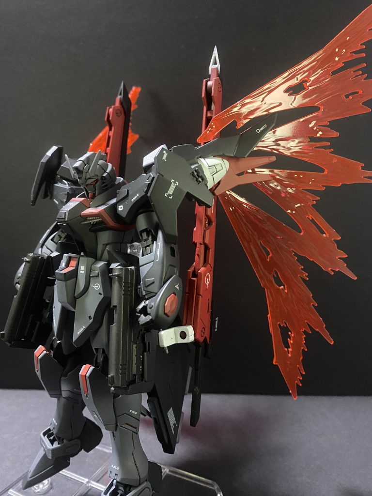 シェイドドライヴユニットダブルオースカイのスカイドライヴユニットと同一の物だがGNドライヴ［T］を使用している為、赤い粒子と赤い光の翼が発生する。