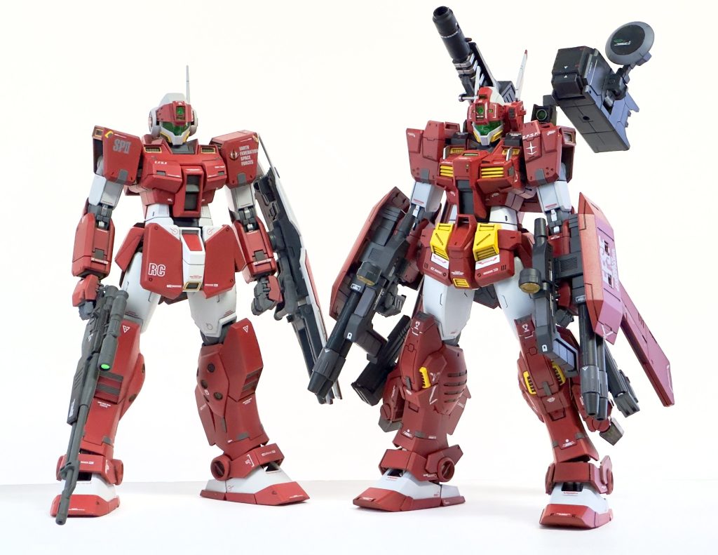 数年前に作ったMGジム・スナイパーⅡと(これを買った当時はセール品で2000円で買えたんですが、今じゃ最低でも定価の2倍近くでしか...)。「ジムといえば赤と白！」ってコンセプトで組んだスナイパーⅡですが、今回も最初から同じカラーで行く予定だったので、何だか自分のパーソナルカラーになった気分になります。実際赤は好きですし。しかし同じ赤を使ったのにこうも違いが出るとは...下地の問題か被膜の厚さの問題か...