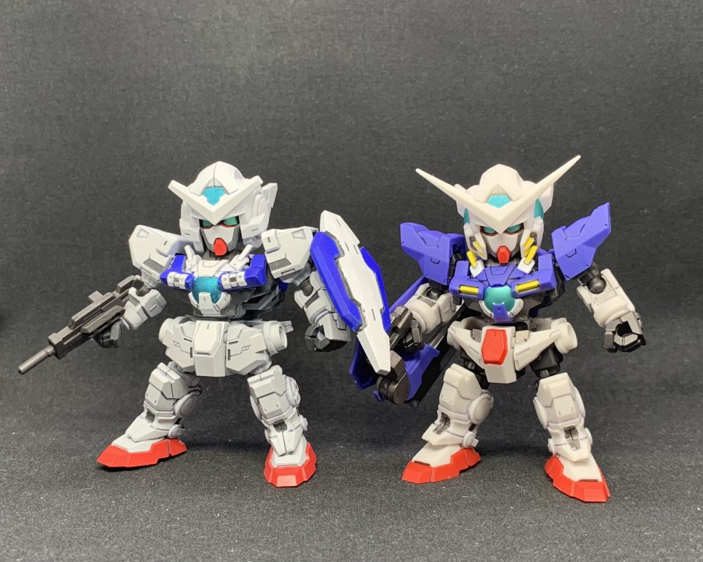 エクシアと並べて。共通に見えて腕も脚もちゃんと造形違うんですよね