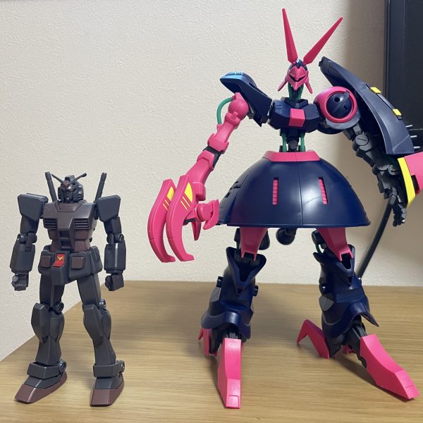 デカいです！バウンド・ドック制作記⑤ 仮組みしました。バウンド・ドックでかい！同じ1/144のガンダムと並べて見るとこんなに違います。胸部はたしかに1/144のサイズ感ですが耳（？）、腕、足、スカートのパーツがビッグです。さすがは異形モビルアーマー変形もちゃんとしました。カニかなにか甲殻類っぽい。 （2枚目）