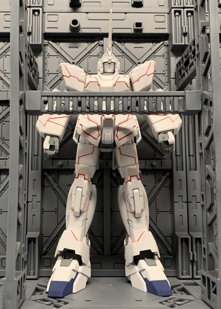 ユニコーンといえば格納庫なイメージ、今は百均でこのベースが買えるのが素晴らしいです。昔見た作品が格好良かったのでデストロイモードでサイコフレームが露出する部分は赤でスミ入れしてます