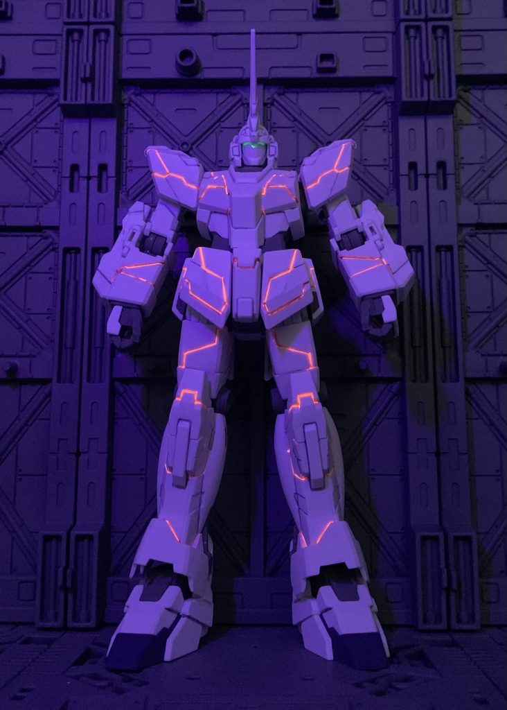 上から蛍光色で塗ってるのでブラックライトで光ります。これがやりたくてユニコーンモードを探してきました。本体は成形色まんまでセンサー部分の塗装とスミ入れだけのお手軽制作。EP5まで同時視聴来たので残り2話ですが見てると他の機体も欲しくなって来るのが悩ましい…でも初見なのにめっちゃ鋭い読みしてたりキャラへの解像度が高かったりコメント欄の解説でなるほどと思えることもあって同時視聴も楽しくて良いものですね