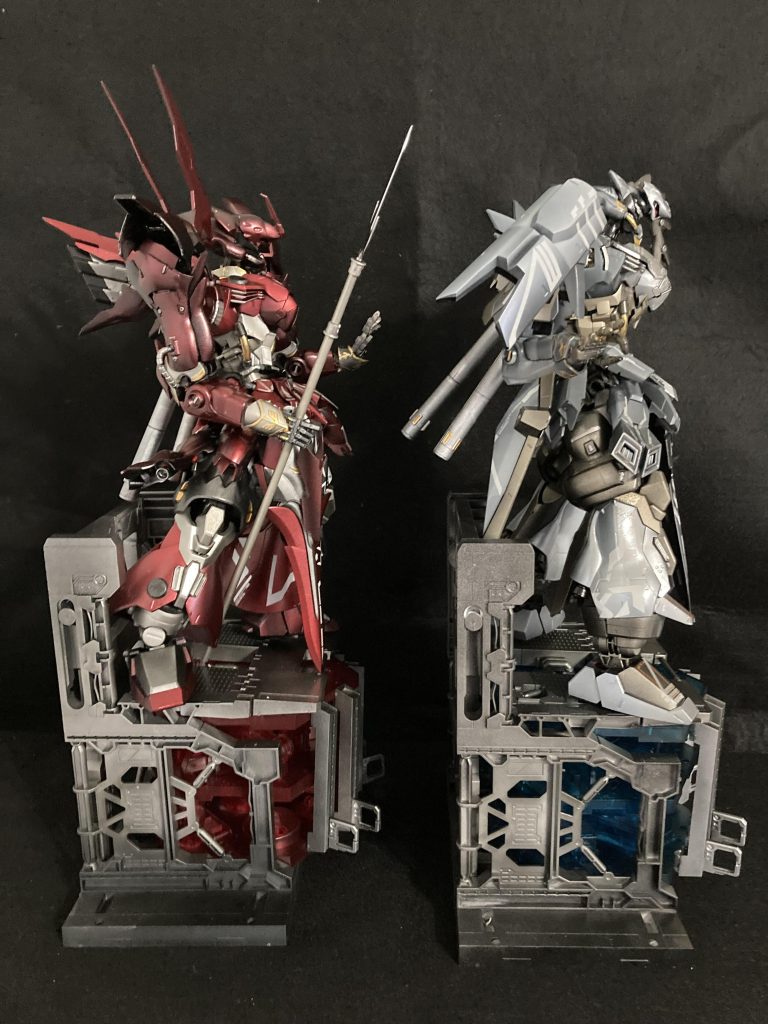 パールのレッドとホワイトで重ねたあと、ダークな雰囲気が欲しくてウェザリングの代わりにスモーク風に影を吹いてシャドウ感を目指しました✨