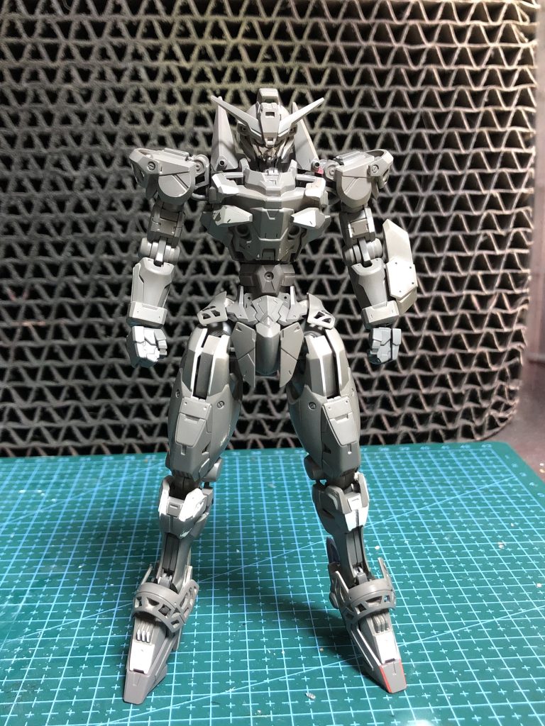 完成版は黒くて分かりづらいですが装甲の一部を透かし彫りにしてます。スジ彫りやディテールアップを追加