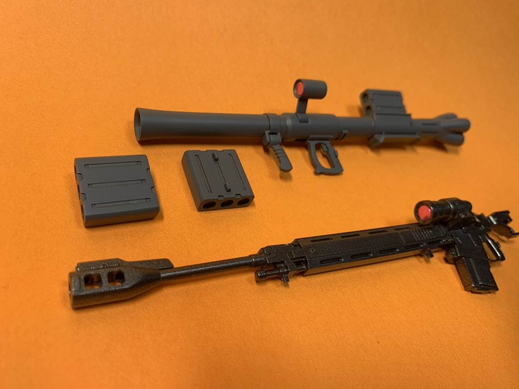 このキット ザクマシンガン入ってない方だった。バズーカは佐世保海軍グレイ、対艦ライフルはガンメタルで塗装。スコープは湾曲してるのでHアイズ使用不可。なので付属のシール貼ってます。