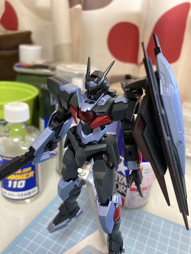 アンテナは以前折ってしまったので思い切って2本に整形。クリアモデルを素体にしているので胸ダクト下の所はクリアレッドに塗装。