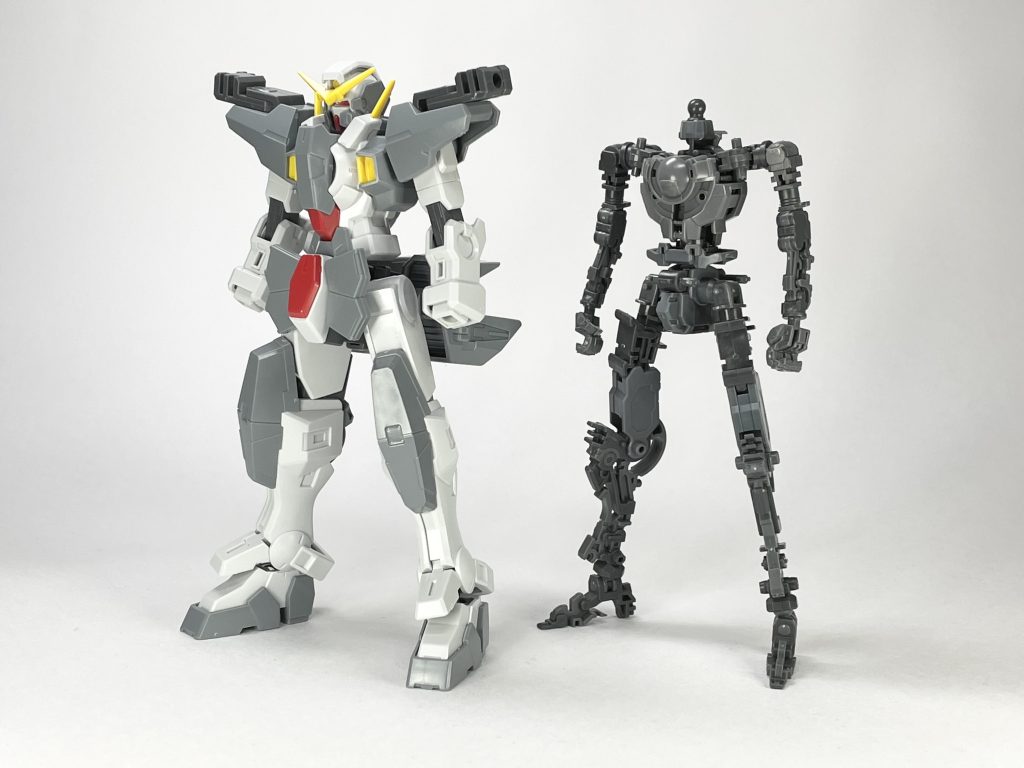 ベースのキットであるHGデュナメスとRGエクシアのフレームになります。ここから始まりました。全く違う規格のキットですが、関節のポジションなどは意外と共通していることがわかりますね。