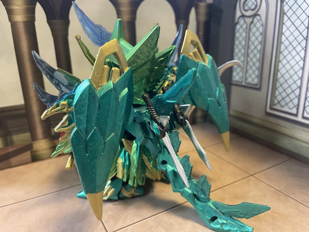 後ろの羽はグリフォンをイメージしています。短剣は飾り。