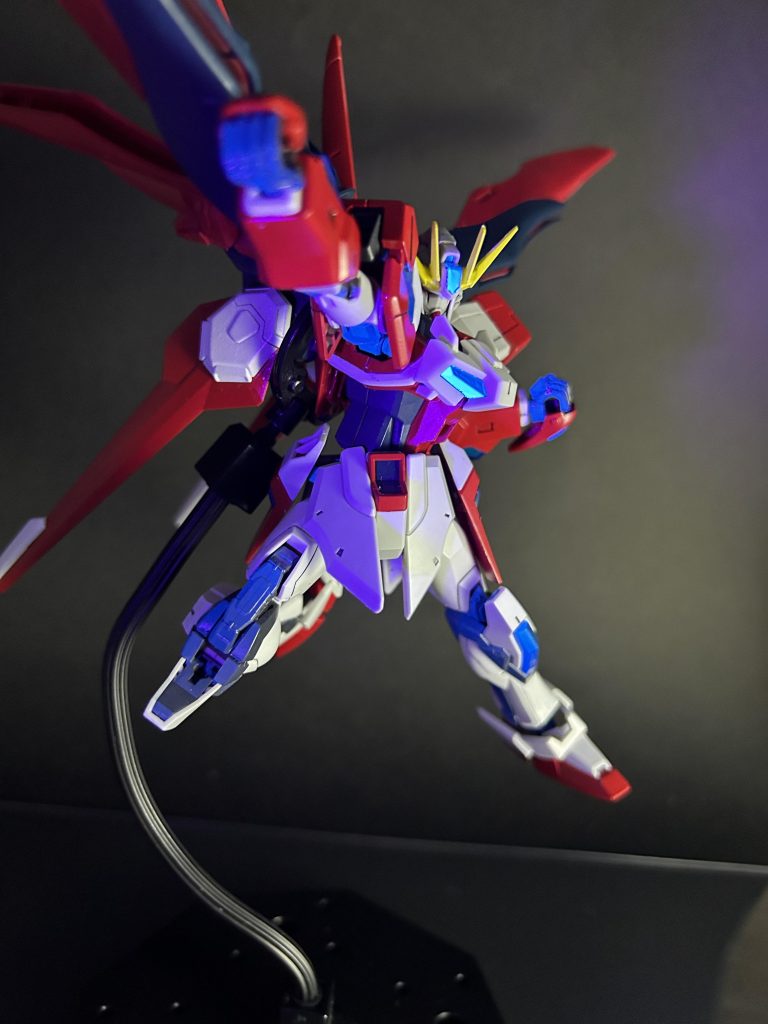 とにかくビルド機体っぽさを大切にしたかったのでバックパックの独立ギミックや関節を光らせてRGシステムを再現してビルド系らしい機体に仕上がったと思います。