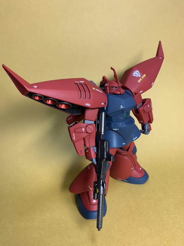 ビームライフルはタミヤのガンメタルで塗装。ツヤ感が最高。