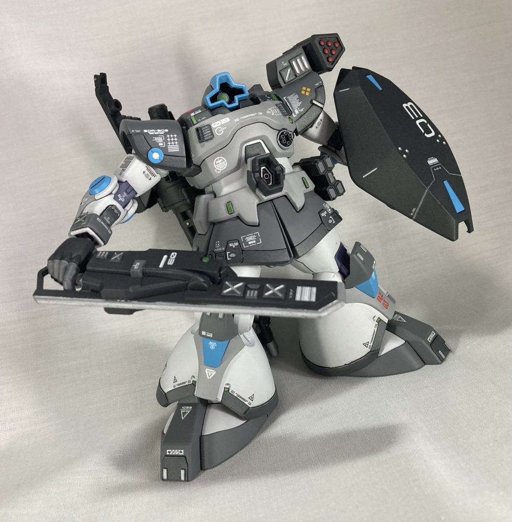 サブ武装のアイアンブレードヒートロッドの代わりに持たせた近接武装、プラ板の積層で作った刃をビームバズーカのパーツで装飾してます