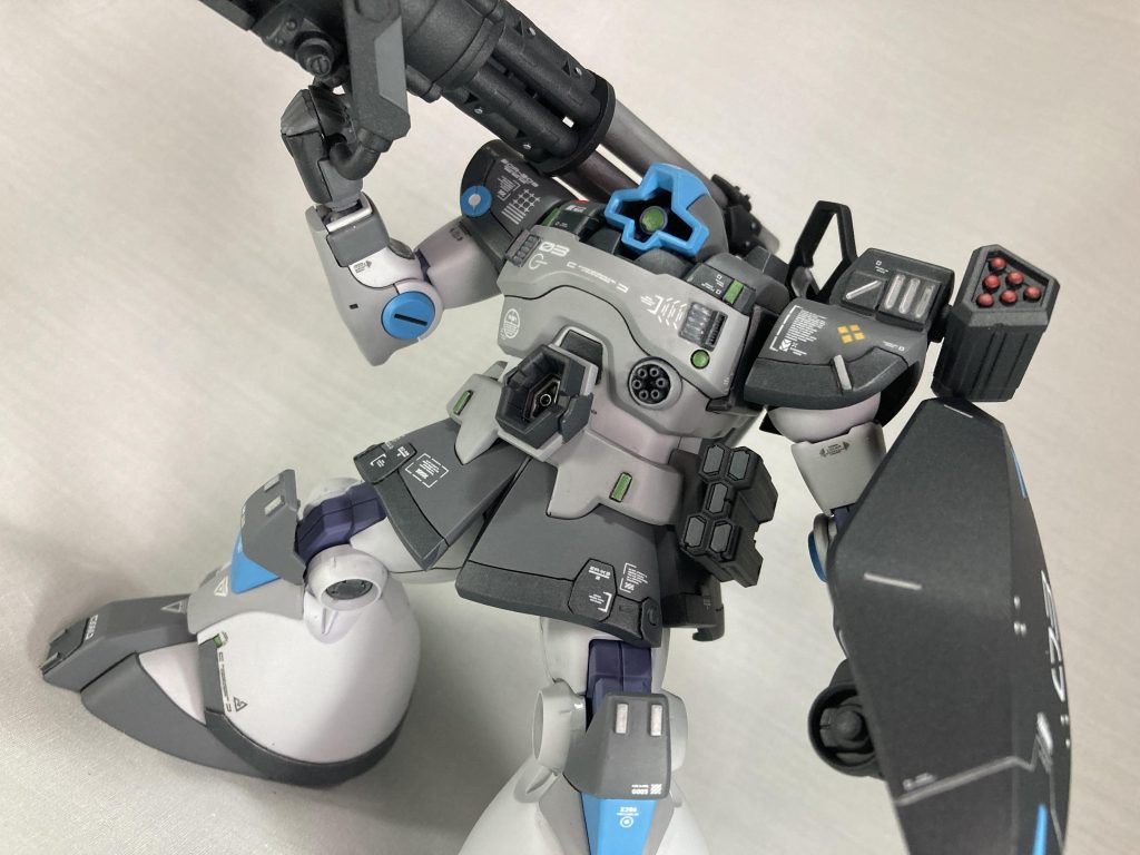 腹部ビーム砲&胸部ガトリング瞬間火力も欲しくなっちゃったから付けたビーム砲といい感じの窪みがあったから穴開けて突っ込んだガトリング