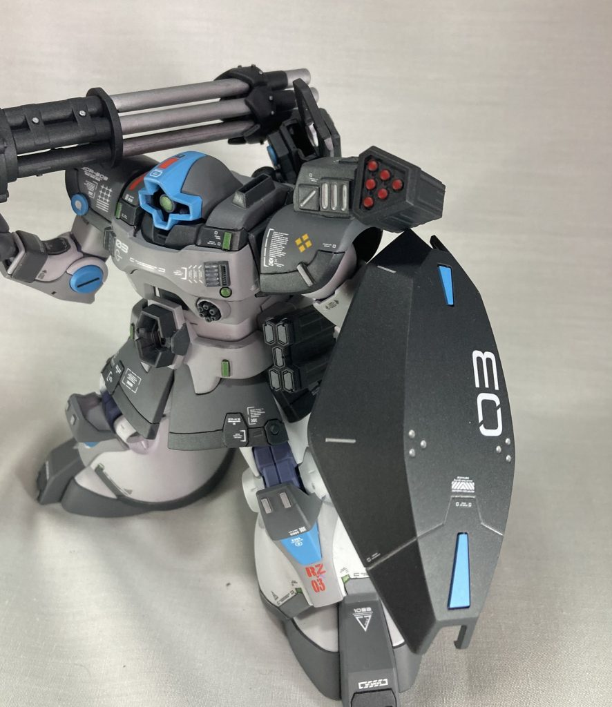 肩ミサイルポッド&腰スモークミサイル&シールドガトリングをよっこいしょってする右肩に対して左が寂しいなって思ったから付けたミサイルポッドと腰のスモーク、あとはジャンクに入ってたシールドっぽい何か(多分境界戦機のどれかのケツについてたヤツ)