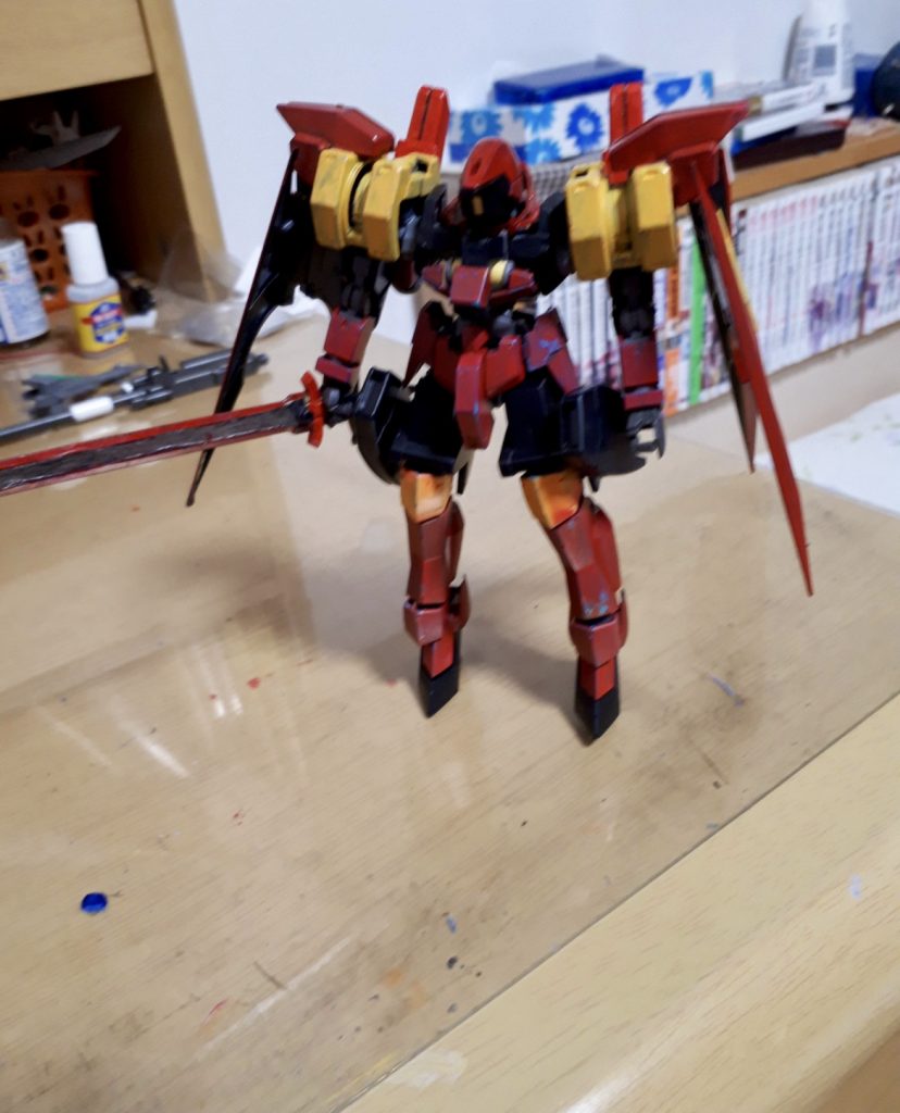 写真自体はこれしか残ってないのですが、ビルドファイターズに影響されてお小遣いで頑張って買ったガンダムマーカーと接着剤で作っていたプラモデルです。まだまだ下手ではありましたがこれを自分で作った時の感動は今でも覚えていますね。