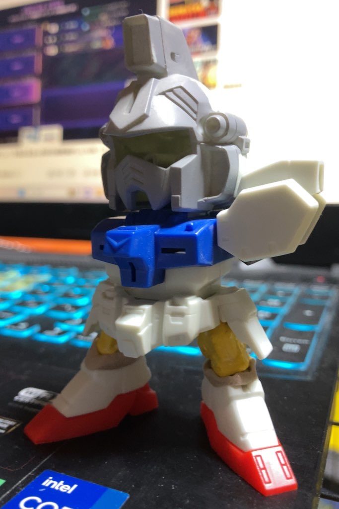 脚は角度を決めて固定接着。腰は非可動です。