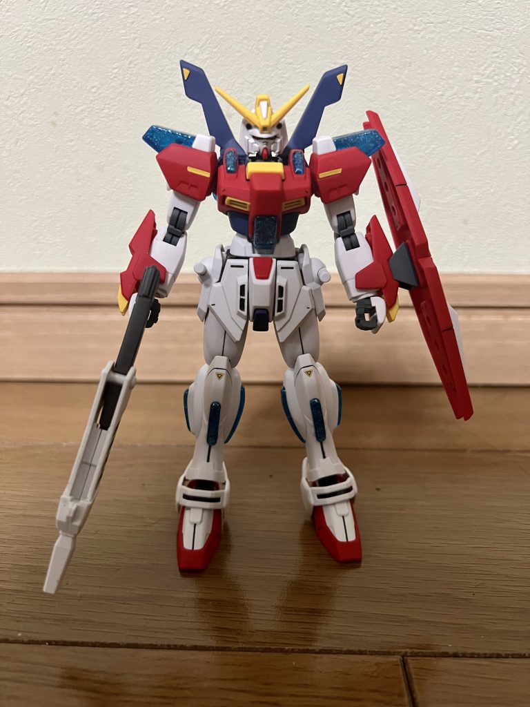 まずはスターバーニングガンダムからですが墨入れなどにも力を入れてクリアパーツ以外はつや消しで仕上げています。アンテナも簡単にではありますが尖らせています。