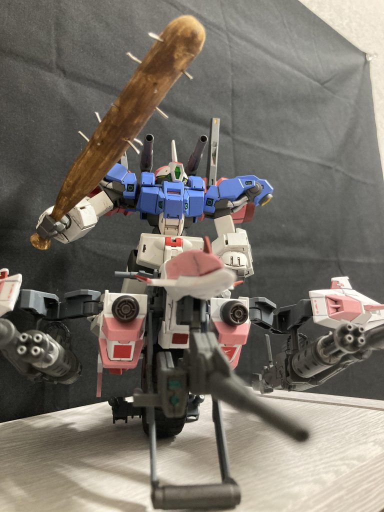 武装はデミトレーナーの拡張パックより。ウイングジョイント部裏面が肉抜きになっていたので、改造せず武器を接続。肉抜きが多いのでパテで埋めたりしてジョイントパーツ増やしたりしようかとも思いましたが、手間をかけたくなかったので今回はしませんでした。デミバの武器は中央にそのまま接続出来たので中央に。