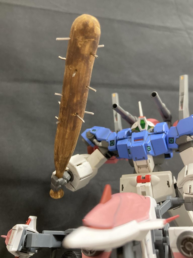 釘バットは軸にランナーを使い、100均の粘土で成形。塗装は調色が面倒だったので、手元にあったリアルタッチマーカーのブラウンで塗装。釘は文具のクリップ📎を適当にカットし刺しました。