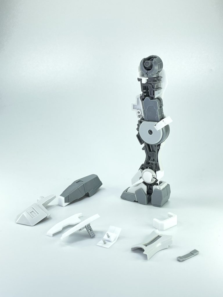 本番の太腿もプラ板で作成しました。パズルのように、接着剤無しで組み付け可能な構造です。