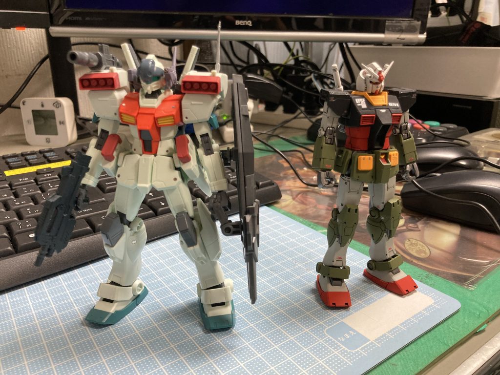 友人制作中のガンプラと。色々アドバイス貰った水無月琥徹くんや作業場貸してくれた松楠くんに感謝