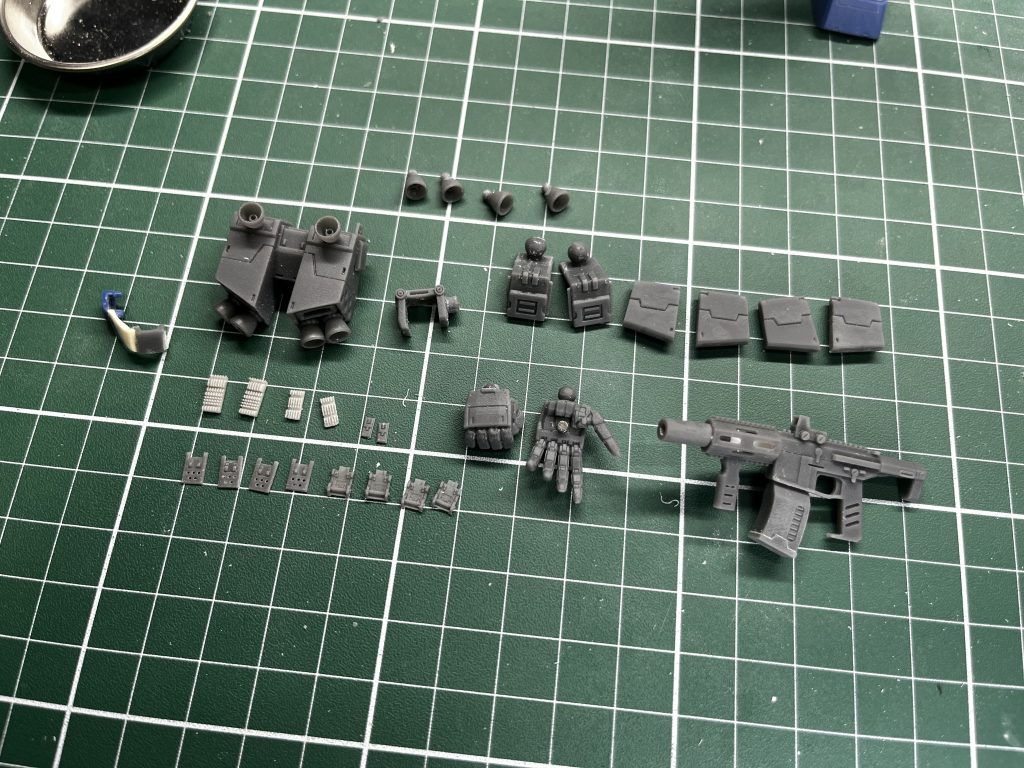 今回のテーマとして「3Dモデリングと向き合う」ということを掲げていました。せっかく購入した3Dプリンターを無駄にしないために、必要だと思ったパーツは極力3Dモデリングで製作すると縛りを設けていました。バックパックは接続もあったし、設計してプリントしてみてもちょっとサイズ感違うなぁなんて思うことがたくさんあり、7回くらいやり直しました。逆に銃は見た感じ手が込んでいますが、バランス等のやり直しはほとんどなく2〜3回くらいの出力で完成しました。バーニアはとりあえず形にしようということで簡単なものを量産。今後ディテールを追加したすごいバーニアにも挑戦したいですね。3Dプリンター持っている人はずるい!みたいな論争も見かけますが、実際にやってみた人の意見としては、プリンター持っていても3D CADの技術がなければ意味ないので、結局プラ板で上手にスクラッチできるスキルとかと同列なんじゃないかなーって思います。どちらもすごいスクラッチだと思いました。