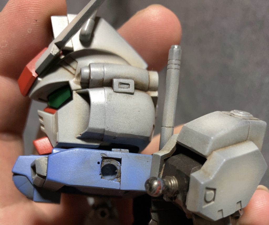 曹操ガンダムの肩に合わせて、胴体のピンを除去してボールポリキャップを埋め込み。