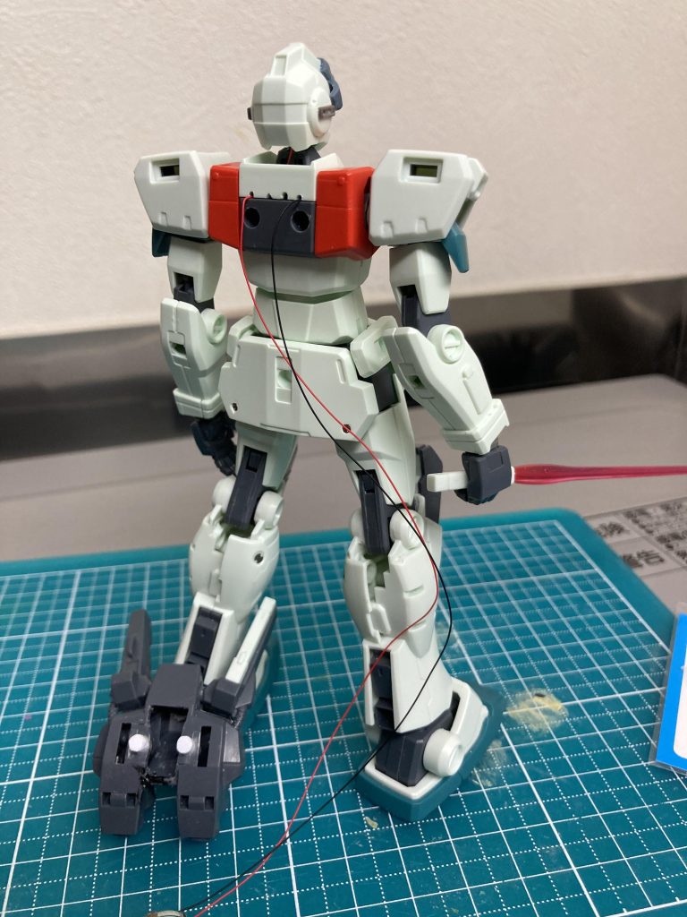 制作途中でどうしてもビット・トレード・ワンの磁気スイッチ式LED組み込みたくなってガリガリ削り込み結局入り切らなくて本体側にも穴開ける事に……