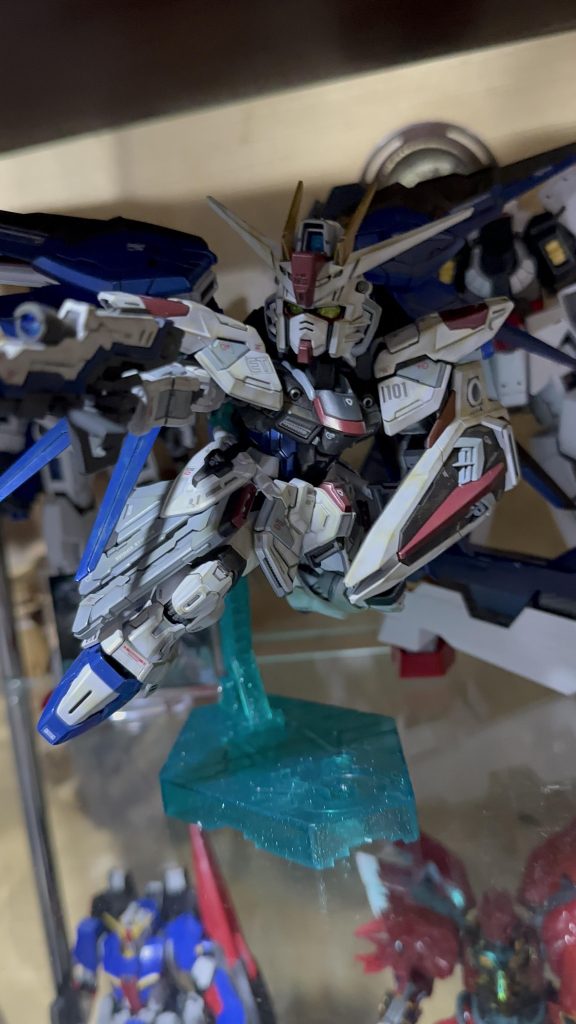 箱絵っぽいポーズの再現です。デカールは控えめにするつもりが自分的には結構貼ってました。