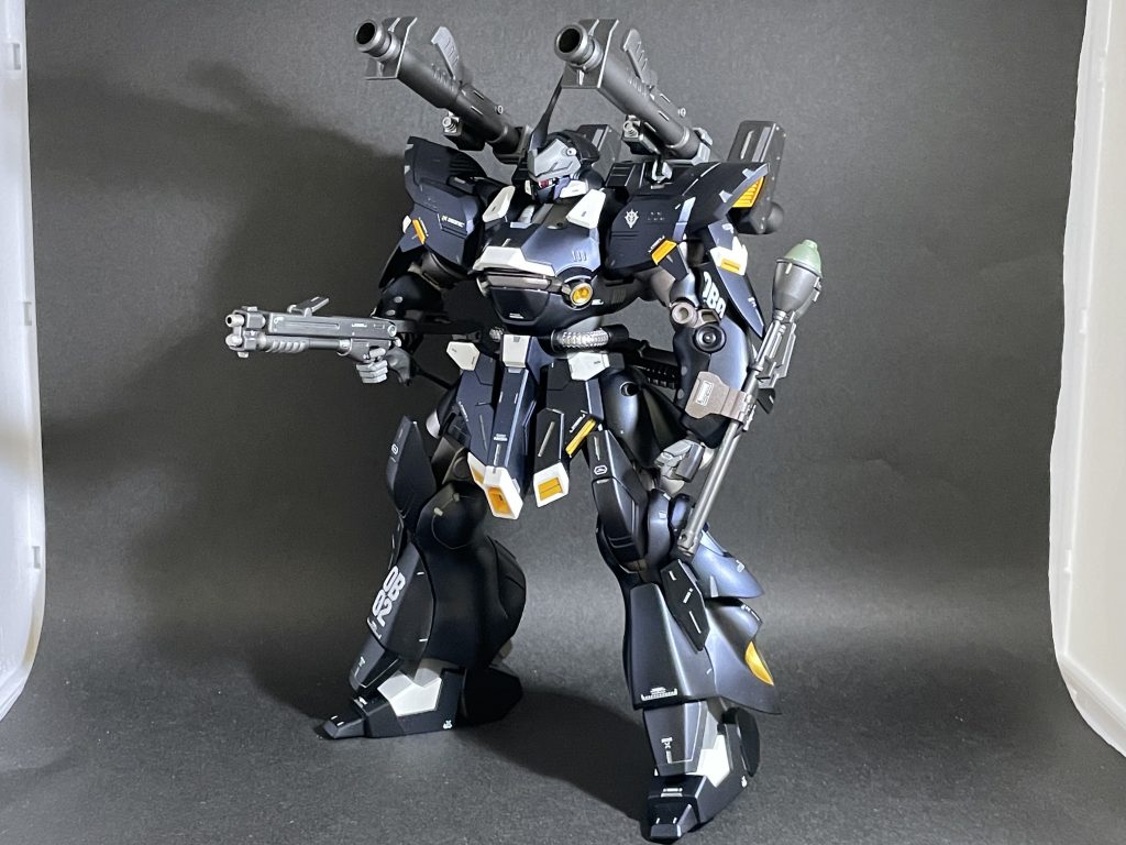 基本工作ゲートリムーバーでのゲート処理表面のやすりがけ(600→1000)塗装レシピ※基本的にアクリル塗料を使用しています。装甲(黒色部分)グレーサフ→プリズムブルーブラック→つや消しトップコートフレーム(グレー部分)ガイアニュートラルグレーIV→つや消しトップコートフレーム(メタリック部分)ピンクサフ→焼き鉄色→つや消しトップコートバーニア外側→ダークステンレスシルバー内側→ゴールド武器類ピンクサフ→ダークステンレスシルバー→黒鉄色(エナメル)※部分的にシルバーを浮き上がらせています。墨入れエナメルグレー