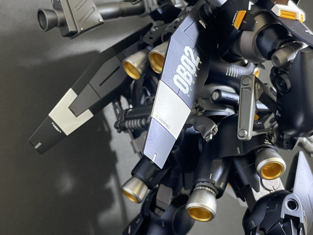 背中の羽。前作で失敗したマスキングでの塗り分けも上手くいきました。キットの中で一番好きなパーツです。